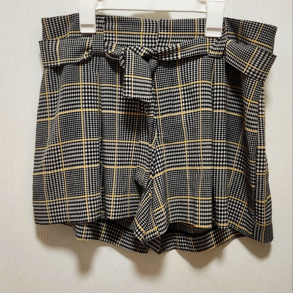 Soho pleated shorts - Picture 1 of 3